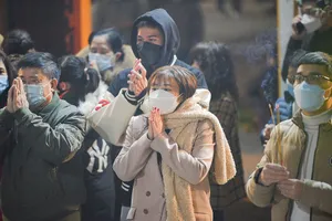 Hà Nội: Sau giao thừa người dân đổ xô đi lễ chùa cầu bình an