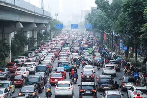 Giao thông ùn tắc, người dân Hà Nội đội mưa đi làm ngày đầu năm mới