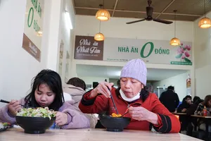Hà Nội: Những suất cơm chay ấm tình người giữa mùa dịch
