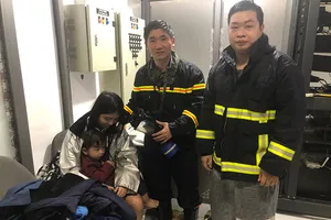 Cứu 2 vợ chồng trẻ và bé trai 3 tuổi khỏi đám cháy 