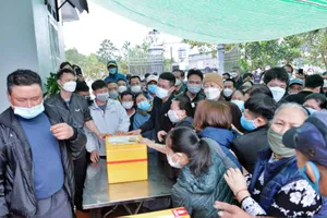 Vụ chìm ca nô ở biển Cửa Đại: Đau đớn nước mắt ngày trở về...