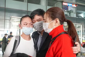 Giọt nước mắt của người Việt sống ở Ukraine khi về đến sân bay Nội Bài