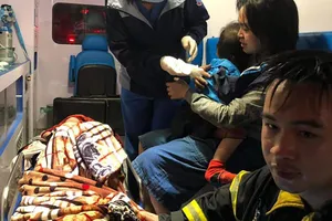 3 bố con mắc kẹt trong đám cháy lúc rạng sáng