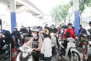 Nhiều cây xăng đông đúc trước giờ 'G' tăng giá