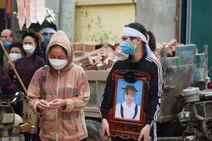 Nghẹn ngào tiễn đưa bé gái bị đinh ghim vào đầu về nơi an nghỉ cuối cùng