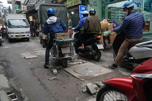Hà Nội: Thi công mặt đường chậm, nắp hố ga nhô cao gây nguy hiểm