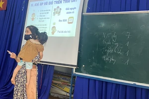 Cô giáo bồng con giảng bài: Nếu chỉ xảy ra 1 đến 2 lần thì là hình ảnh thật đẹp