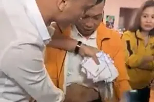 Người đàn ông trộm 42 phong bì mừng cưới giấu vào 'vùng kín'