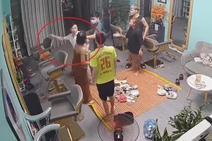 Tạm đình chỉ phó công an phường để xác minh hành vi đánh phụ nữ