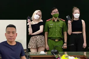 Khởi tố tài xế taxi lấy điện thoại của du khách đến Hà Nội