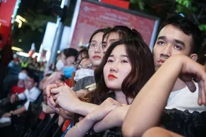 Cả ngàn người ở phố đi bộ Hồ Gươm cổ vũ trận Chung kết giữa U23 Việt Nam - Thái Lan