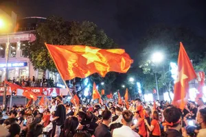 Những khoảnh khắc bùng nổ của người hâm mộ sau trận Việt Nam hạ Thái Lan, lên ngôi vô địch 