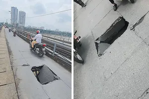 Phát hiện lỗ thủng lớn trên lòng cầu Long Biên