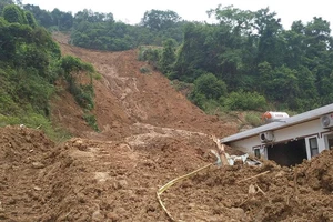 Vụ sập tường nhà ở Vĩnh Phúc: 'Nhìn thấy cháu tôi lại không kìm được nước mắt’