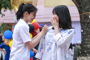 Nụ cười 'tỏa nắng' của nữ sinh lớp 12 trong lễ bế giảng năm học
