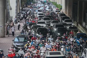 Cổng trường chuyên ùn tắc sau buổi thi tuyển sinh vào lớp 10 THPT