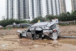 Xe ô tô 'nát bươm' sau cú va chạm giao thông trên đại lộ