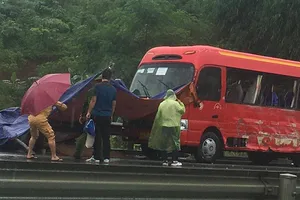 Ô tô khách và xe giường nằm va chạm trên cao tốc