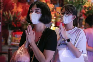 Sĩ tử nườm nượp đến Văn Miếu cầu may trước kỳ thi vào lớp 10 THPT