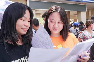 Đề 'trúng tủ', thí sinh thi vào lớp 10 ở Hà Nội hớn hở rời phòng thi