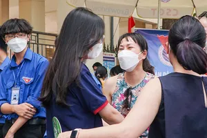 Ảnh: Phụ huynh Hà Nội đội nắng chờ con thi vào lớp 10 THPT