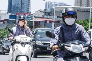 Chùm ảnh: Người dân Hà Nội chống chọi với nắng nóng gay gắt