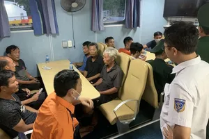 Hải Phòng: Cứu 10 người đang trôi dạt trên biển