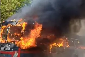 Xe khách bốc cháy dữ dội, nhiều hành khách tháo chạy
