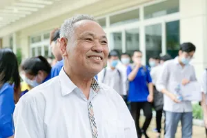 Cụ ông 82 đi thi hóm hỉnh ‘tuổi này đi thi cũng cảm thấy xấu hổ’