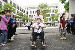 Kỳ thi đặc biệt của nam sinh ngồi xe lăn