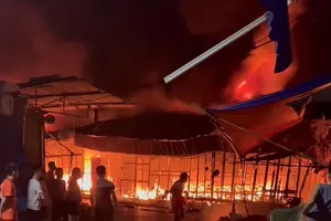 Cháy chợ đầu mối, 120 gian hàng và 4 kiốt bị lửa thiêu rụi 