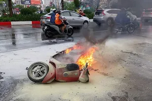 Xe máy đang chạy bốc cháy dữ dội trên đường phố ở Hà Nội