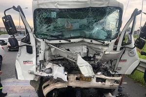 Giải cứu tài xế bị mắc kẹt trong cabin sau tai nạn
