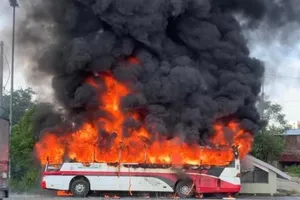 Xe 45 chỗ bốc cháy dữ dội khi đang di chuyển 