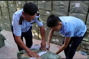 Phát hiện hơn 20 tấn nước hoa, mỹ phẩm nghi giả nhãn hiệu