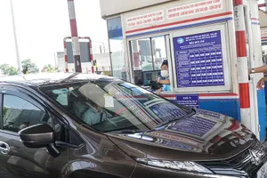Một số điểm dán thẻ chật cứng ô tô ngày đầu thu phí tự động