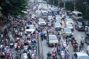 Hà Nội: Giao thông trên đường Nguyễn Trãi vẫn 'loạn' sau 3 ngày lắp dải phân cách