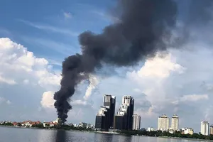 Hà Nội: Cháy kho hàng, cột khói bốc cao hàng chục mét 