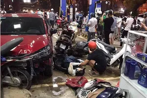 Xe ô tô lao vào cửa hàng xăng dầu, nhiều người và phương tiện nằm ngổn ngang