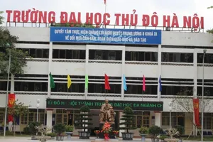 Tạm đình chỉ một giảng viên để xác minh hành vi quấy rối tình dục