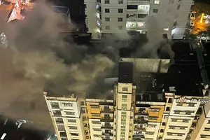 Nhiều người tháo chạy trong vụ hỏa hoạn ở tòa chung cư cao tầng