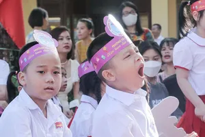 Hình ảnh ngộ nghĩnh của học sinh lớp 1 ở Hà Nội ngày đầu tiên tới trường