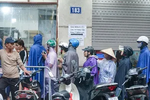 Người Hà Nội đội mưa, xếp hàng mua bánh trung thu truyền thống