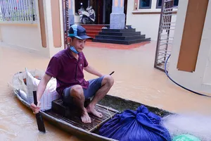 Nước sông gây ngập lụt ở huyện Chương Mỹ, người dân chèo thuyền đi lại