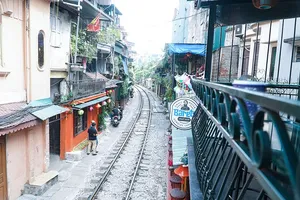 Hà Nội ra quân xóa 'phố cà phê đường tàu'