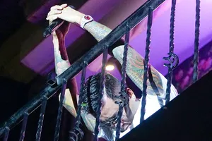 Tuấn Hưng bật khóc trong đêm nhạc 'Cảm ơn' tại góc ban công