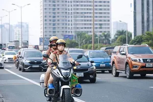 Hà Nội: CSGT ghi hình, xử phạt tài xế đi sai làn ở Vành đai 3 trên cao