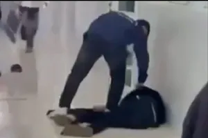 Nam sinh một trường đại học bị đánh hội đồng ngay trong trường