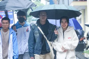 Người dân Hà Nội co ro dưới thời tiết lạnh 16 độ C