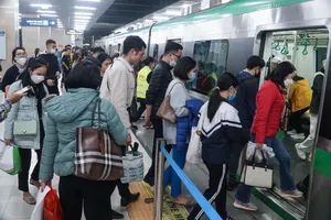 Tàu đô thị Cát Linh - Hà Đông hút khách vào giờ cao điểm